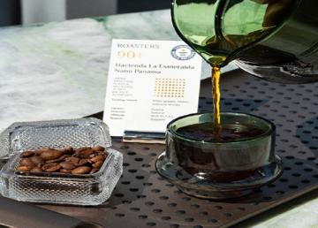 Ly cà phê xác lập kỷ lục đắt nhất thế giới