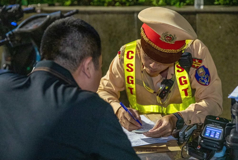 Hàng chục tài xế nữ vi phạm nồng độ cồn trước thềm 20/10 - ảnh 1