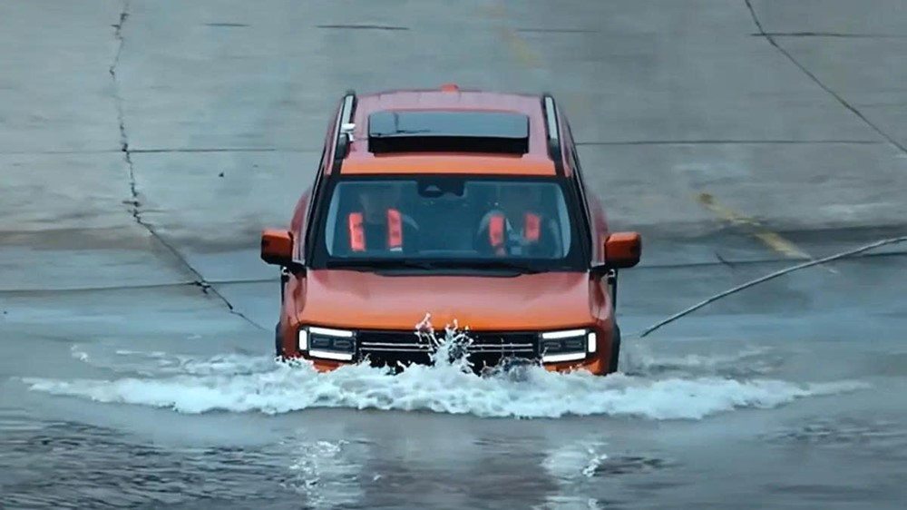 Mẫu SUV của Trung Quốc gây sốt khi dễ dàng lội qua hơn 1km sông sâu nước chảy xiết, lập tức nhận hơn 10.000 đơn đặt hàng trước - ảnh 1