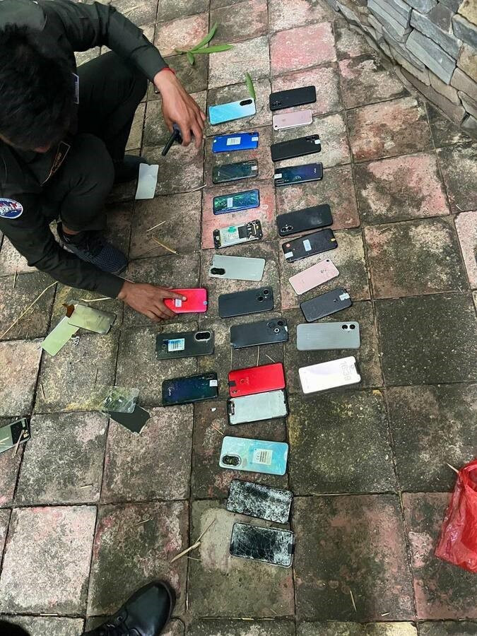 Đột kích 'trung tâm tình yêu', bắt giữ 17 người, thu giữ 109 máy tính và 103 điện thoại di động - ảnh 4