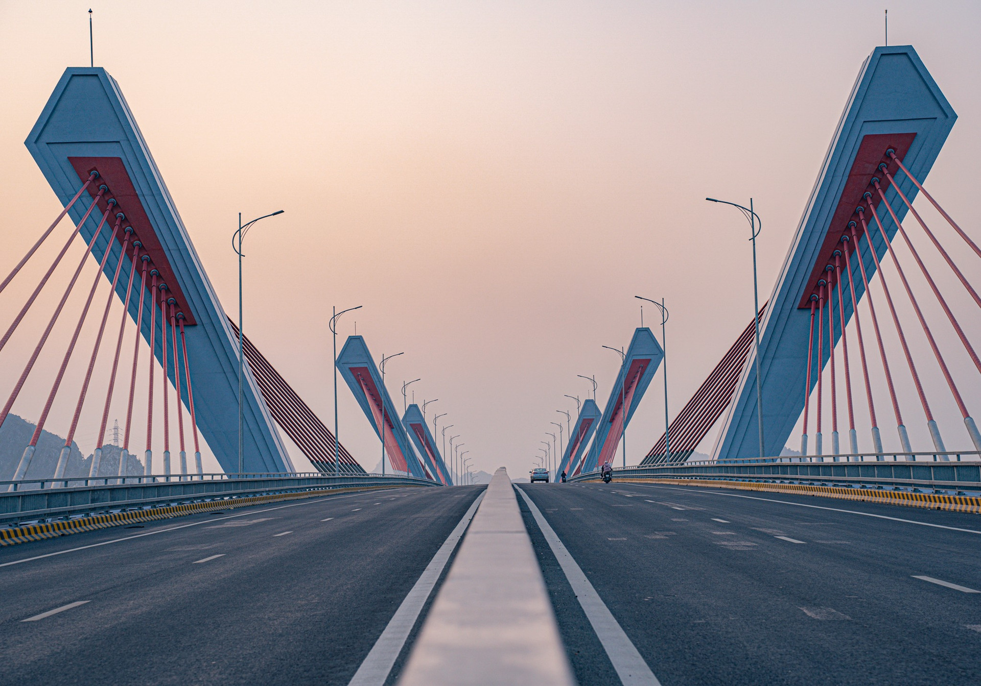 Cây cầu dây văng lọt <a style='text-decoration: none;' href='/TOP'>TOP</a> nhiều nhịp nhất thế giới tại Việt Nam: Dây cáp nặng 800 tấn, nằm trên tuyến cao tốc đắt đỏ nhất cả nước- Ảnh 3.