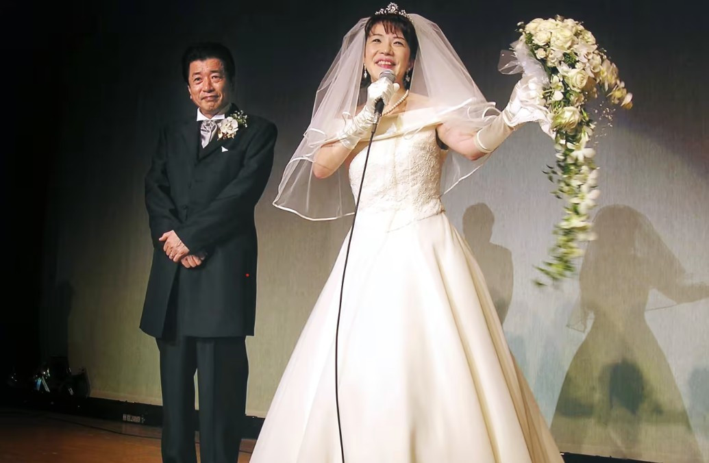 Ông Taku Yamamoto và bà Sanae Takaichi trong lễ cưới thu-tuong-nhat.jpg