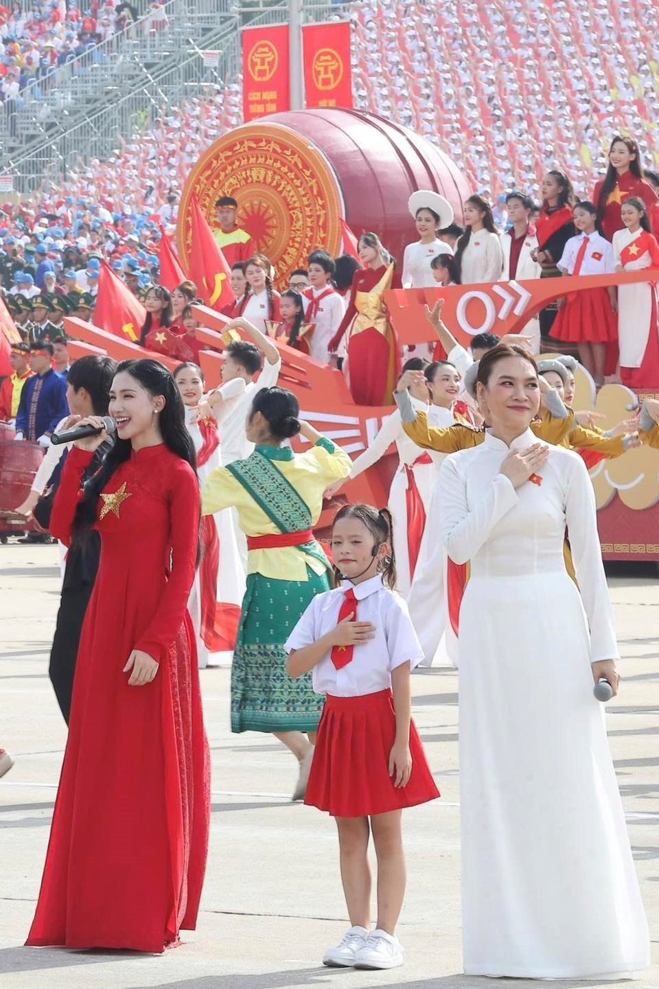 Gia thế thật của bé gái 7 tuổi cực 'đắt show', từng song ca với Mỹ Tâm tại Đại lễ 2/9 - ảnh 1