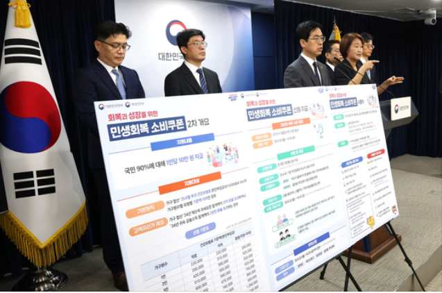 Sau Việt Nam, nền kinh tế lớn nhất Đông Nam Á phát cho mỗi hộ gia đình hơn 1,4 triệu đồng - ảnh 3