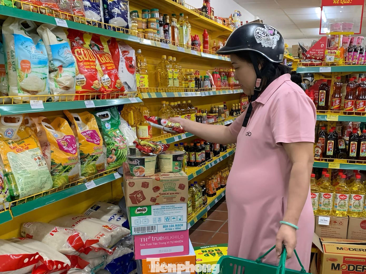 Chị Phạm Thị Nghĩa (trú phường Hòa Khánh) chia sẻ, sau khi nghe khuyến cáo nên dự trữ thực phẩm trong 3 ngày, chị tranh thủ đến siêu thị mua thịt, cá cùng một số nhu yếu phẩm. “Tôi sợ mưa bão kéo dài, đi lại khó khăn nên chuẩn bị sẵn cho gia đình vài ngày tới, vì khu vực tôi sống thường ngập sâu, rất khó đi lại”, chị nói. tp-nguoidanmuanhuyeuphamimg-200903-0.png