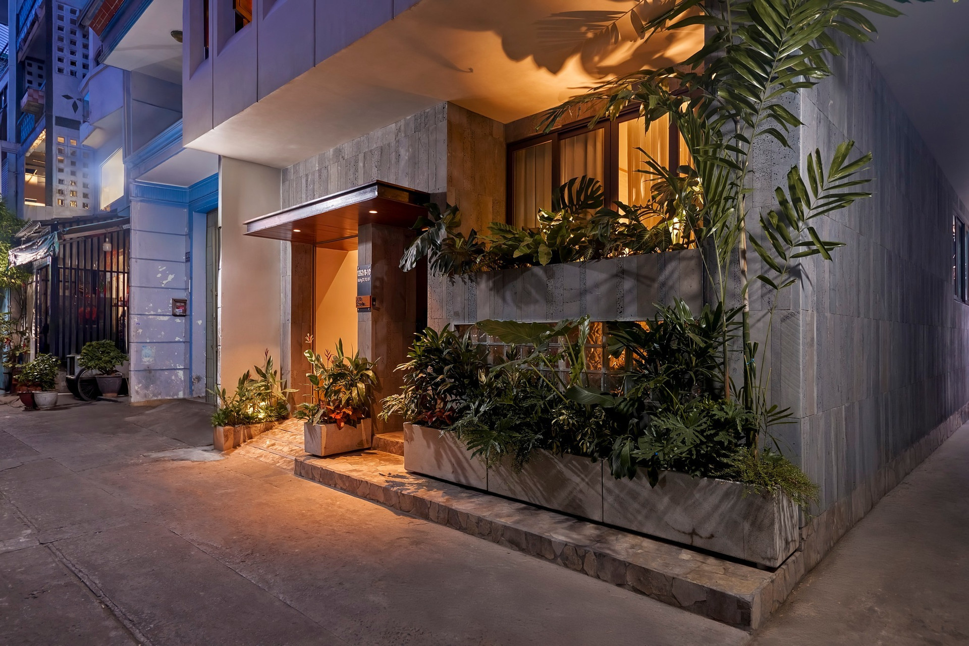 Căn nhà giữa lòng TP. HCM 'lột xác' choáng ngợp: Phong cách sang trọng, tầng thượng trở thành văn phòng xanh- Ảnh 1. Căn nhà giữa lòng TP. HCM 'lột xác' choáng ngợp: Phong cách sang trọng, tầng thượng trở thành văn phòng xanh- Ảnh 1.