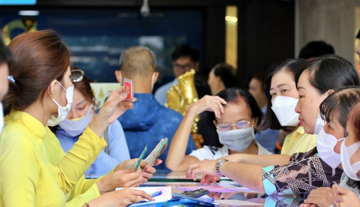 FOMO vàng ở đỉnh giá, chuyên gia cảnh báo: 'Đầu tư lúc này chẳng khác nào cầm hòn than nóng'