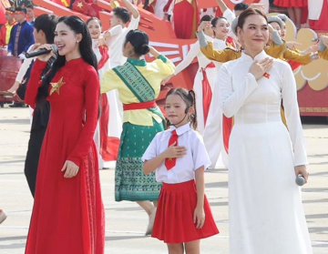 Gia thế thật của bé gái 7 tuổi cực 'đắt show', từng song ca với Mỹ Tâm tại Đại lễ 2/9