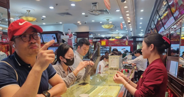 Giá vàng 'đánh võng' mạnh, việc nhà đầu tư nên làm ngay lúc này