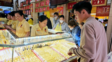 Giá vàng trong nước giảm tới 5 triệu đồng/lượng, nên mua hay bán lúc này?