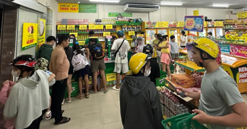 Người dân Đà Nẵng đổ xô mua thực phẩm dự trữ trước khi bão số 12 đổ bộ