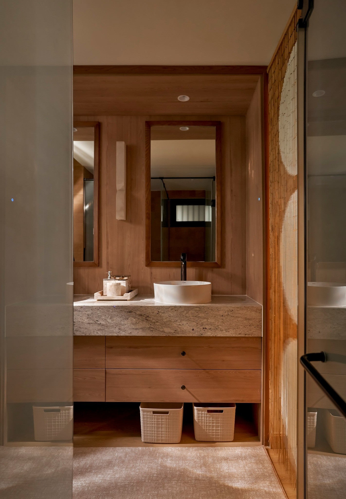 Căn nhà giữa lòng TP. HCM 'lột xác' choáng ngợp: Phong cách sang trọng, tầng thượng trở thành văn phòng xanh- Ảnh 13. Căn nhà giữa lòng TP. HCM 'lột xác' choáng ngợp: Phong cách sang trọng, tầng thượng trở thành văn phòng xanh- Ảnh 13.