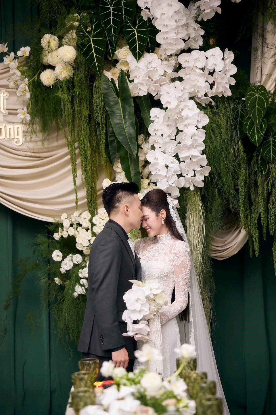 Dàn xế sang trong đám cưới Hoa hậu Việt: Đỗ Hà được thiếu gia Sơn Hải rước bằng Lexus, con trai bầu Hiển dùng xe 83 tỷ 'độc nhất vô nhị' - ảnh 1