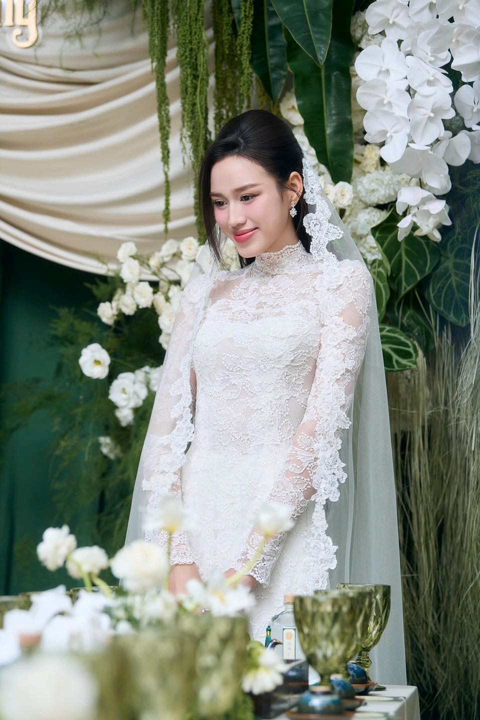 Dàn xế sang trong đám cưới Hoa hậu Việt: Đỗ Hà được thiếu gia Sơn Hải rước bằng Lexus, con trai bầu Hiển dùng xe 83 tỷ 'độc nhất vô nhị' - ảnh 3