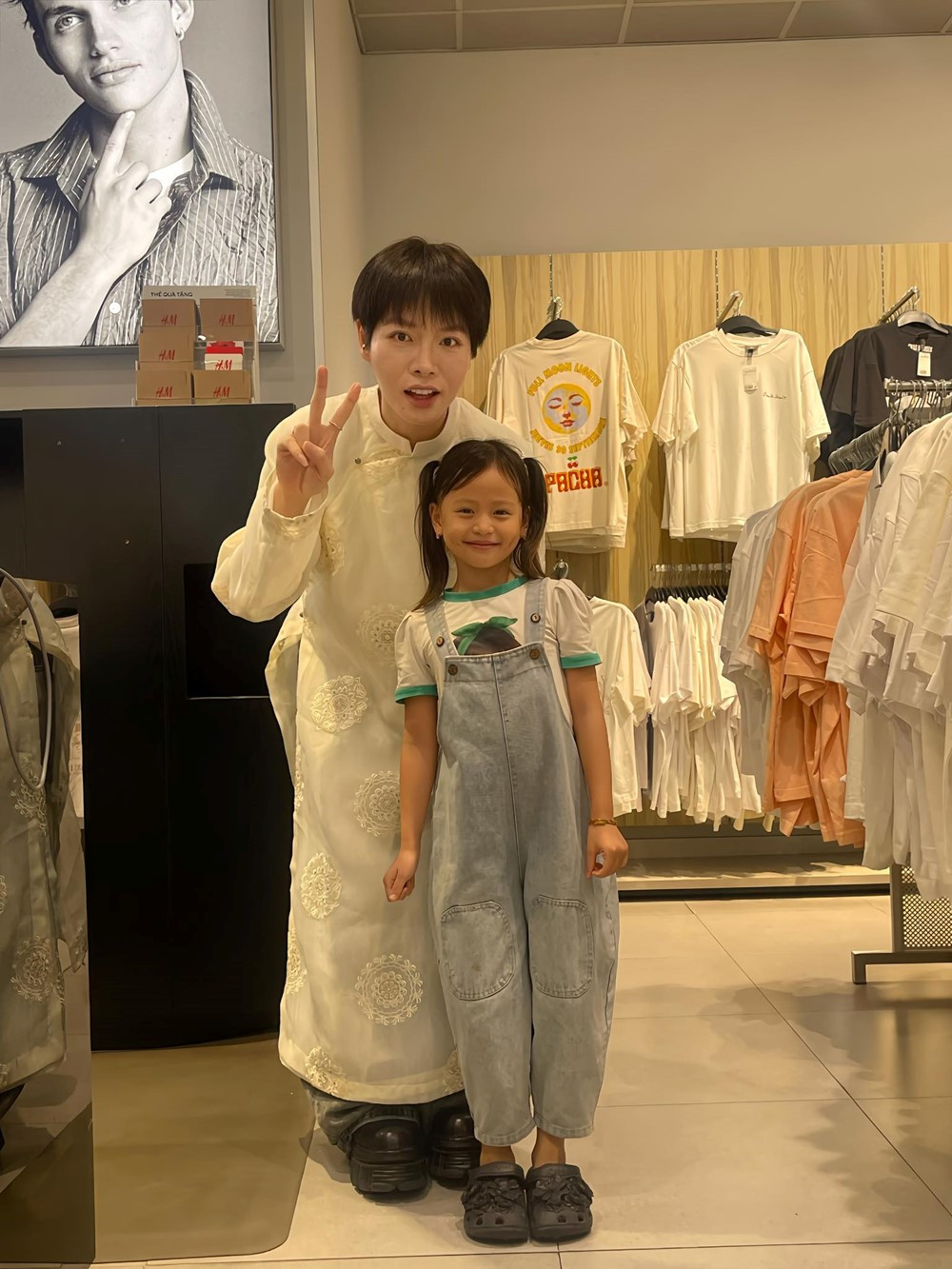 Gia thế thật của bé gái 7 tuổi cực 'đắt show', từng song ca với Mỹ Tâm tại Đại lễ 2/9 - ảnh 5