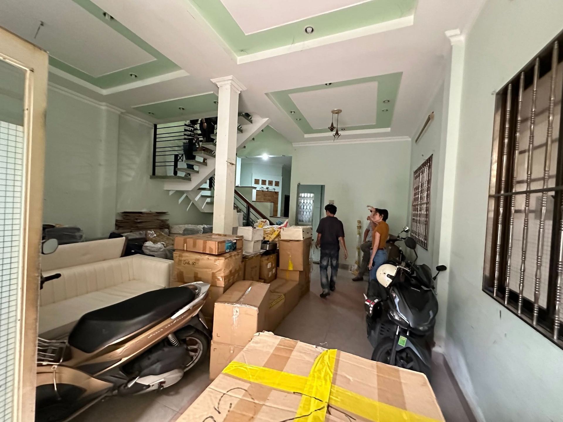 Căn nhà giữa lòng TP. HCM 'lột xác' choáng ngợp: Phong cách sang trọng, tầng thượng trở thành văn phòng xanh- Ảnh 3. Căn nhà giữa lòng TP. HCM 'lột xác' choáng ngợp: Phong cách sang trọng, tầng thượng trở thành văn phòng xanh- Ảnh 3.