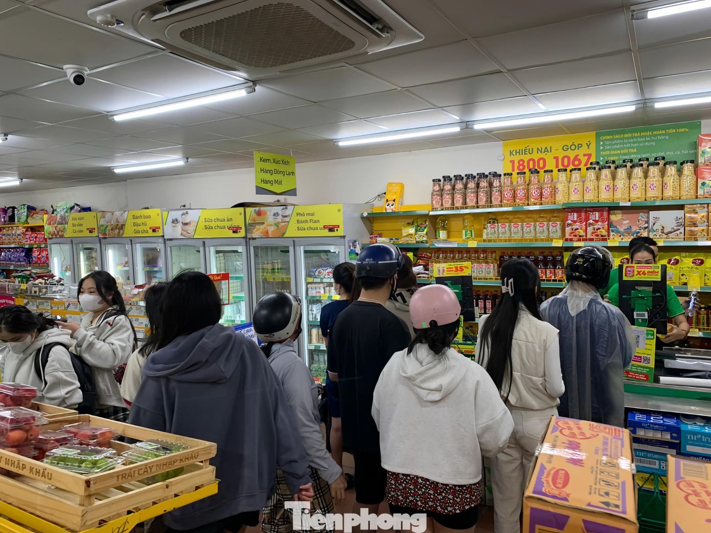 Theo Trung tâm Dự báo Khí tượng thủy văn Quốc gia, lúc 20 giờ ngày 21/10, vị trí tâm bão số 12 ở khoảng 17,5 độ vĩ bắc; 111,5 độ kinh đông, cách TP Đà Nẵng khoảng 380 km về phía đông đông bắc. Sức gió mạnh nhất vùng gần tâm bão đạt cấp 9–10 (từ 75–102 km/giờ), giật cấp 12. Dự báo trong 3 giờ tới, bão di chuyển theo hướng tây tây nam với tốc độ khoảng 10 km/giờ. tp-nguoidanmuanhuyeuphamimg-201448-0.png