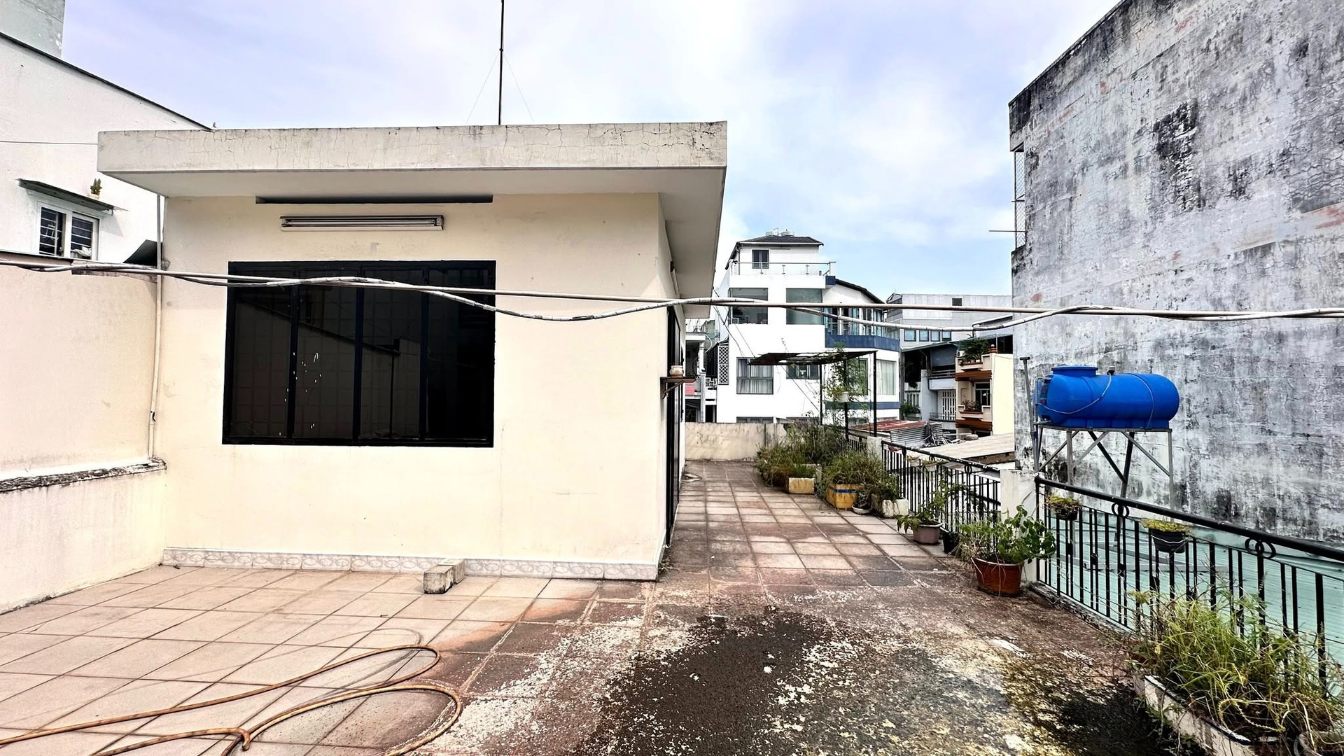 Căn nhà giữa lòng TP. HCM 'lột xác' choáng ngợp: Phong cách sang trọng, tầng thượng trở thành văn phòng xanh- Ảnh 15. Căn nhà giữa lòng TP. HCM 'lột xác' choáng ngợp: Phong cách sang trọng, tầng thượng trở thành văn phòng xanh- Ảnh 15.