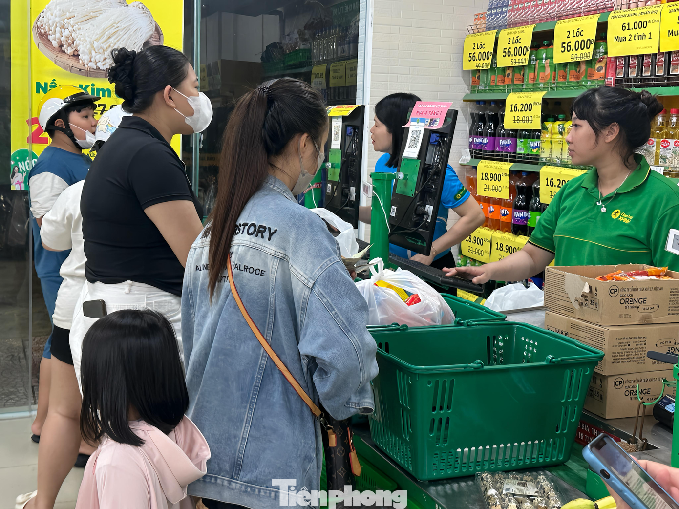 Theo nhân viên bán hàng, các quầy trưng bày cá, thịt và rau củ quả đã hết từ rất sớm. Nhiều mặt hàng vừa được bổ sung lên kệ đã nhanh chóng được người dân mua hết, đặc biệt là thực phẩm tươi sống và đồ khô tiện bảo quản. tp-nguoidanmuanhuyeuphamimg-201156-0.png