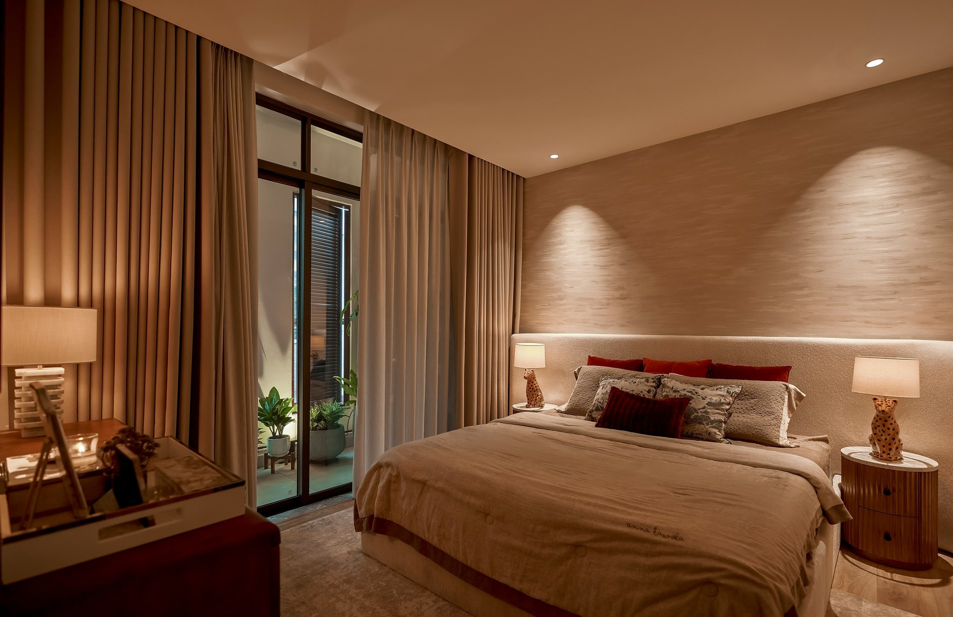 Căn nhà giữa lòng TP. HCM 'lột xác' choáng ngợp: Phong cách sang trọng, tầng thượng trở thành văn phòng xanh- Ảnh 12. Căn nhà giữa lòng TP. HCM 'lột xác' choáng ngợp: Phong cách sang trọng, tầng thượng trở thành văn phòng xanh- Ảnh 12.