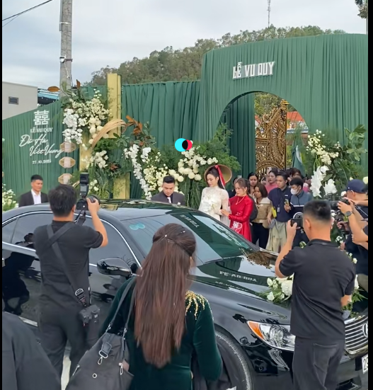 'Đám cưới hào môn' của Hoa hậu Đỗ Thị Hà: Dàn siêu xe tiền tỷ, làm lễ cưới lớn bậc nhất Quảng Trị - ảnh 3