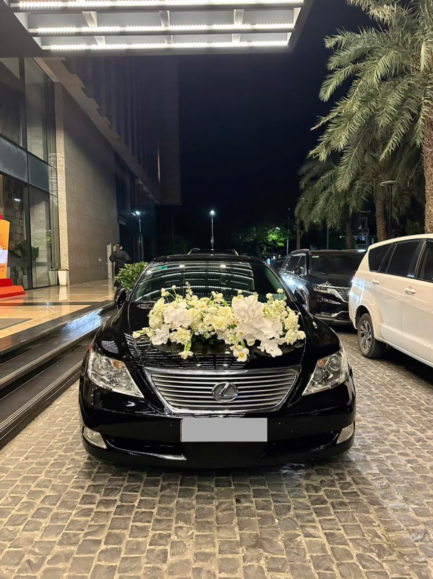 Dàn xế sang trong đám cưới Hoa hậu Việt: Đỗ Hà được thiếu gia Sơn Hải rước bằng Lexus, con trai bầu Hiển dùng xe 83 tỷ 'độc nhất vô nhị' - ảnh 2