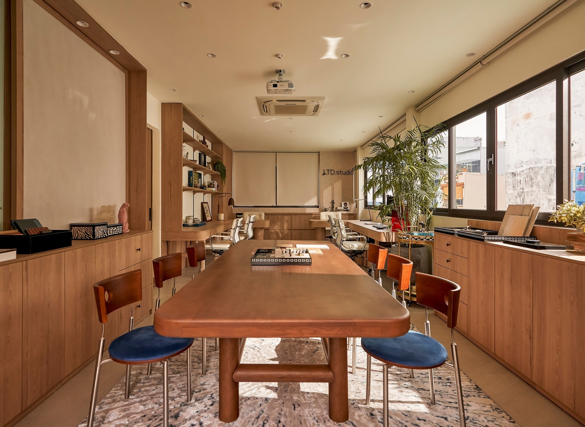 Căn nhà giữa lòng TP. HCM 'lột xác' choáng ngợp: Phong cách sang trọng, tầng thượng trở thành văn phòng xanh- Ảnh 16. Căn nhà giữa lòng TP. HCM 'lột xác' choáng ngợp: Phong cách sang trọng, tầng thượng trở thành văn phòng xanh- Ảnh 16.