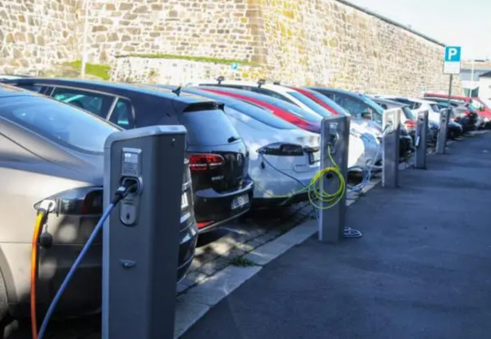 Lộ diện quốc gia đầu tiên trên thế giới sử dụng 100% xe điện, tăng mạnh đánh thuế xe xăng - ảnh 1