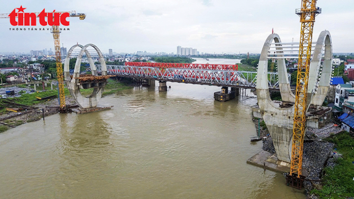 Cây cầu 1.800 tỷ thay thế cây cầu hơn 100 tuổi sẽ bị phá dỡ ở Hà Nội dần thành hình, mục tiêu thông xe trong năm sau- Ảnh 2.