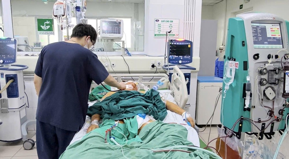 Bệnh viện Bệnh Nhiệt đới Trung ương cảnh báo nguy cơ suy đa tạng do nhiễm khuẩn sau mưa lũ - ảnh 1