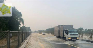 Cấm xe qua điểm ngập sâu, dừng tàu đường sắt miền Trung do bão Fengshen