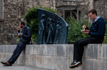 Người dân chỉ dám ăn trưa 2-3 bữa/tuần, đến nghỉ ngơi cũng cảm thấy 'tội lỗi': Điều gì đang diễn ra ở nền kinh tế lớn nhất thế giới?