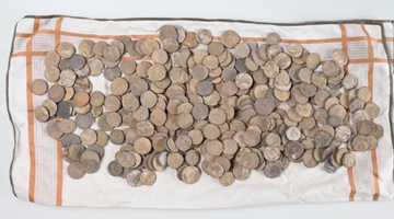 Phát hiện 'kho báu' toàn vàng bạc niên đại 2.000 năm, người đàn ông giấu kín gần một thập kỷ không trình báo