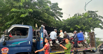 TPHCM ngập sâu, CSGT dùng xe chuyên dụng 'giải cứu' người đi đường