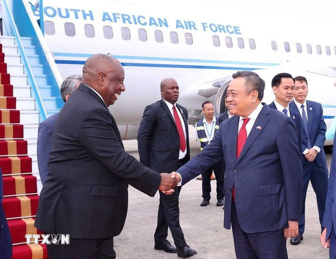 Tổng thống nước Cộng hòa Nam Phi Matamela Cyril Ramaphosa đến Hà Nội, bắt đầu thăm cấp Nhà nước đến Việt Nam. (Ảnh: TTXVN) tong-thong-nam-phi-tham-viet-nam-5.jpg