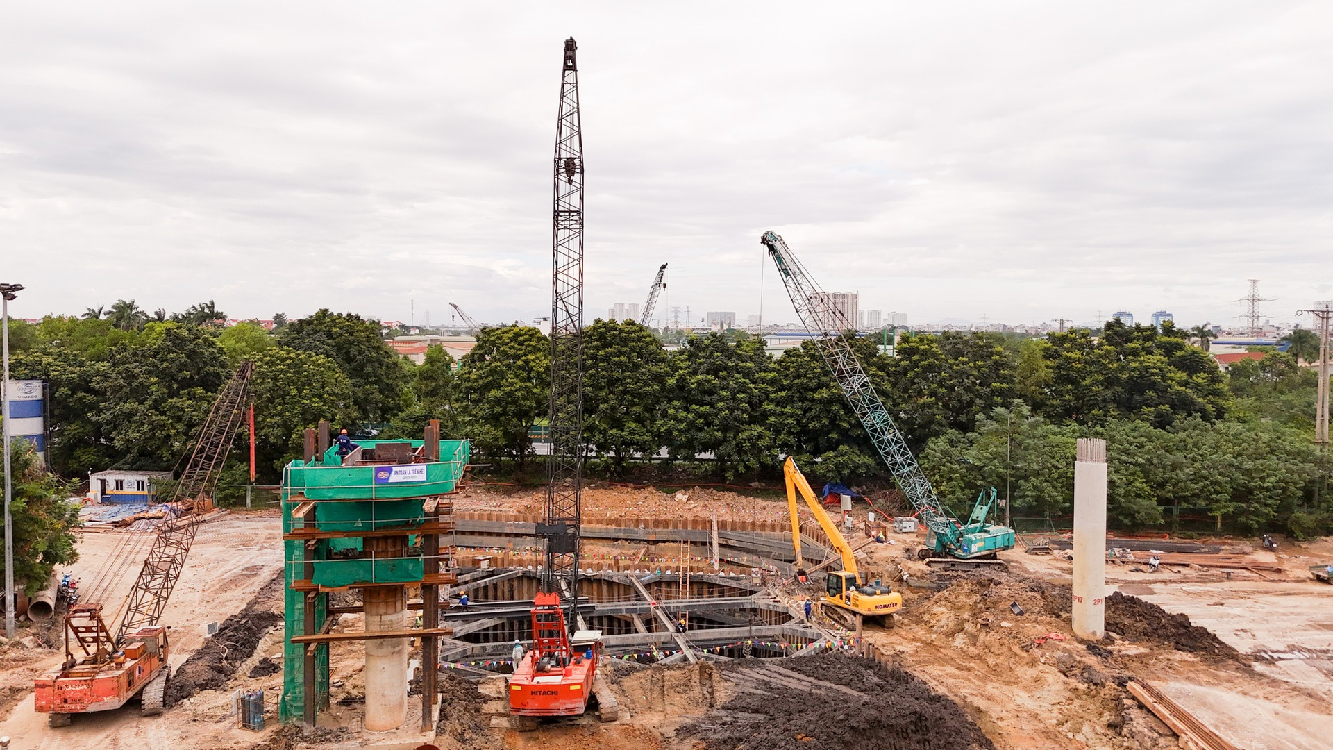 Nút giao 2.400 tỷ kết nối đường vành đai với đại lộ dài và đẹp nhất Việt Nam: Không khí thi công được đẩy mạnh, dự kiến hoàn thành trước hạn- Ảnh 5. Nút giao 2.400 tỷ kết nối đường vành đai với đại lộ dài và đẹp nhất Việt Nam: Không khí thi công được đẩy mạnh, dự kiến hoàn thành trước hạn- Ảnh 5.