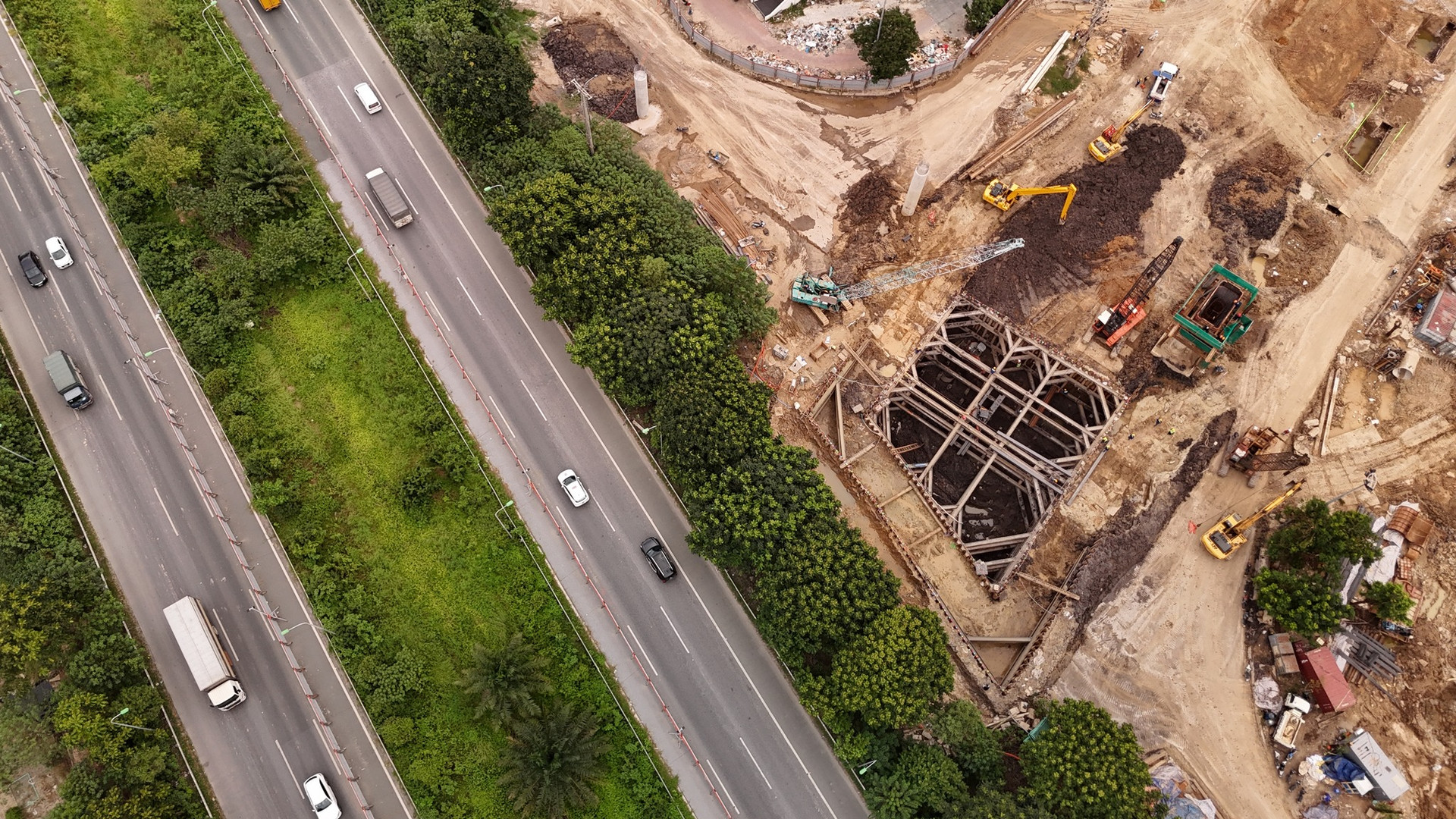 Nút giao 2.400 tỷ kết nối đường vành đai với đại lộ dài và đẹp nhất Việt Nam: Không khí thi công được đẩy mạnh, dự kiến hoàn thành trước hạn- Ảnh 4. Nút giao 2.400 tỷ kết nối đường vành đai với đại lộ dài và đẹp nhất Việt Nam: Không khí thi công được đẩy mạnh, dự kiến hoàn thành trước hạn- Ảnh 4.