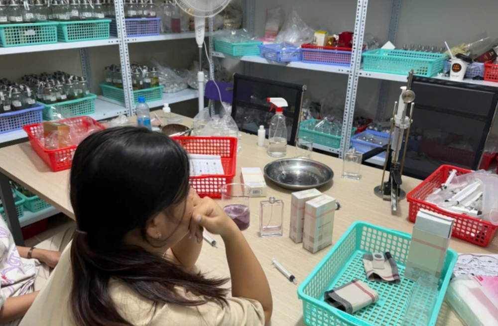 Khám xét, tịch thu gần 20.000 chai nước hoa mang nhãn Chanel, Gucci, Dior - ảnh 4