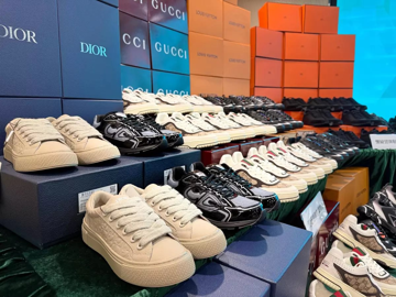 Theo dõi 2 xe tải chạy xuyên biên giới, công an triệt phá đường dây buôn bán hàng hiệu Nike, Adidas và Gucci giả, tịch thu hơn 18.000 sản phẩm trị giá 33 tỷ đồng