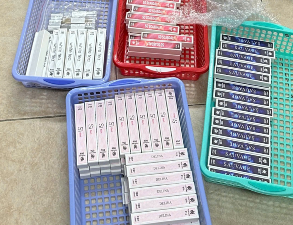 Khám xét, tịch thu gần 20.000 chai nước hoa mang nhãn Chanel, Gucci, Dior - ảnh 3