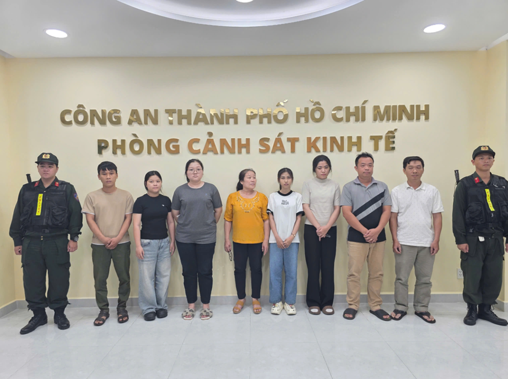 Khám xét, tịch thu gần 20.000 chai nước hoa mang nhãn Chanel, Gucci, Dior - ảnh 6