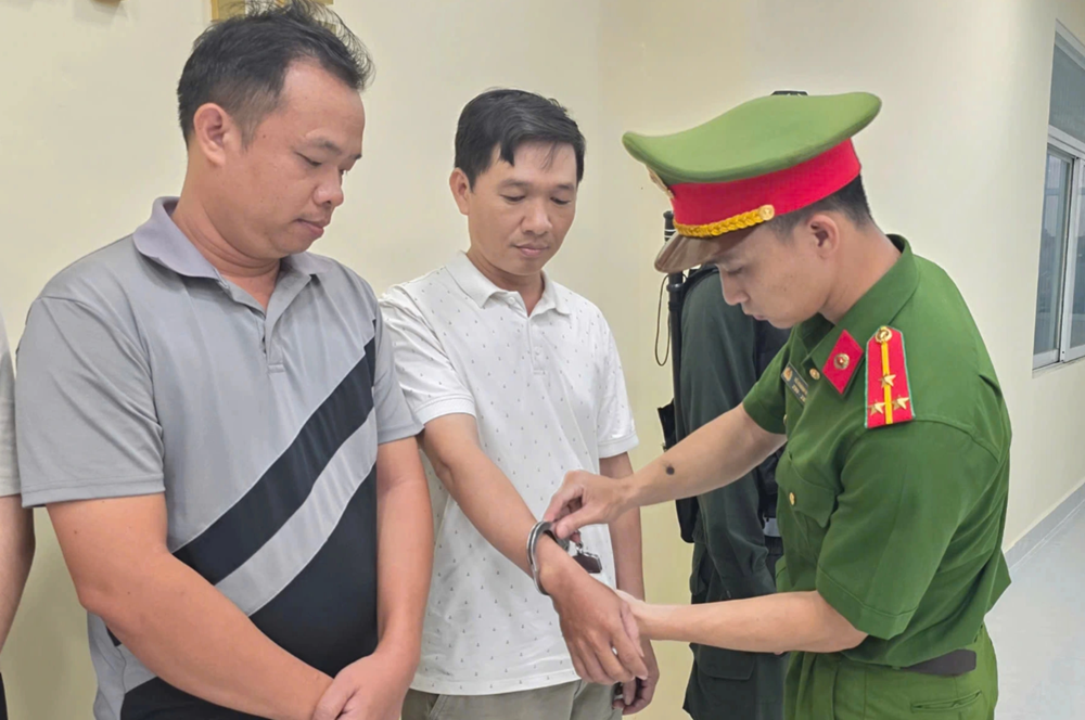 Khám xét, tịch thu gần 20.000 chai nước hoa mang nhãn Chanel, Gucci, Dior - ảnh 1