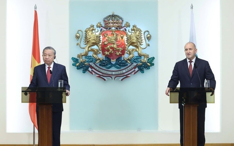 Tổng Bí thư Tô Lâm và Tổng thống Cộng hòa Bulgaria Rumen Radev chủ trì buổi gặp gỡ báo chí thông báo kết quả hội đàm (Ảnh Thống Nhất-TTXVN)