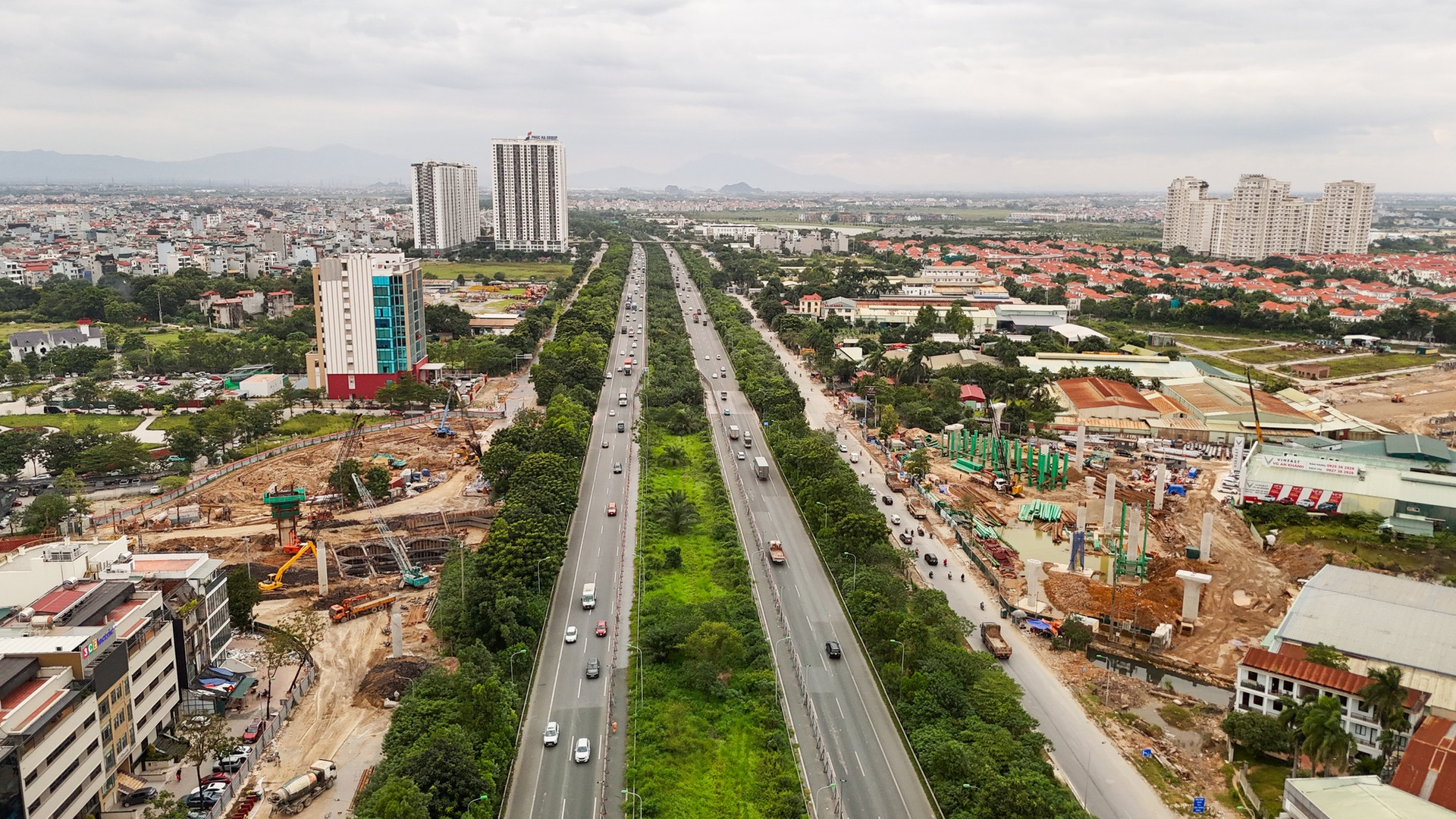 Nút giao 2.400 tỷ kết nối đường vành đai với đại lộ dài và đẹp nhất Việt Nam: Không khí thi công được đẩy mạnh, dự kiến hoàn thành trước hạn- Ảnh 2. Nút giao 2.400 tỷ kết nối đường vành đai với đại lộ dài và đẹp nhất Việt Nam: Không khí thi công được đẩy mạnh, dự kiến hoàn thành trước hạn- Ảnh 2.