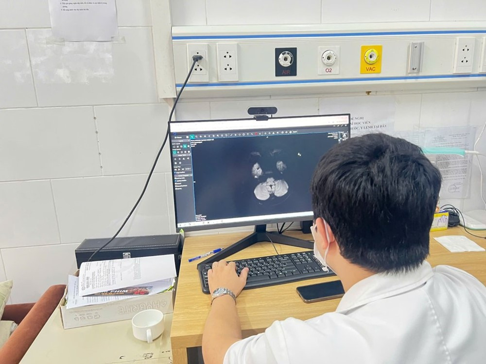 Thiếu niên 15 tuổi co giật, tổn thương não sau khi hút thuốc lá điện tử chứa ma túy - ảnh 1