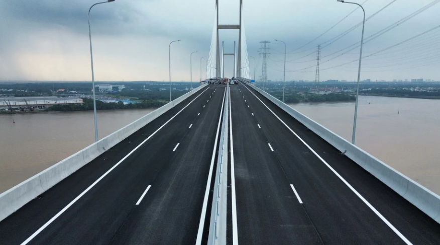 Sắp hoàn thành cây cầu dây văng có tĩnh không cao nhất Việt Nam- Ảnh 2.