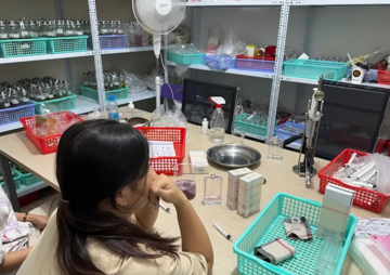 Vợ chồng giám đốc tự học pha chế nước hoa, dựng xưởng sản xuất gần 20.000 chai Chanel, Dior, Gucci... ngay giữa TP. HCM