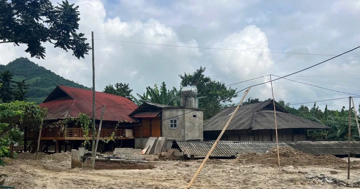 Vụ hơn 100.000 m3 cát tràn vào làng, vì sao người dân không được khai thác?