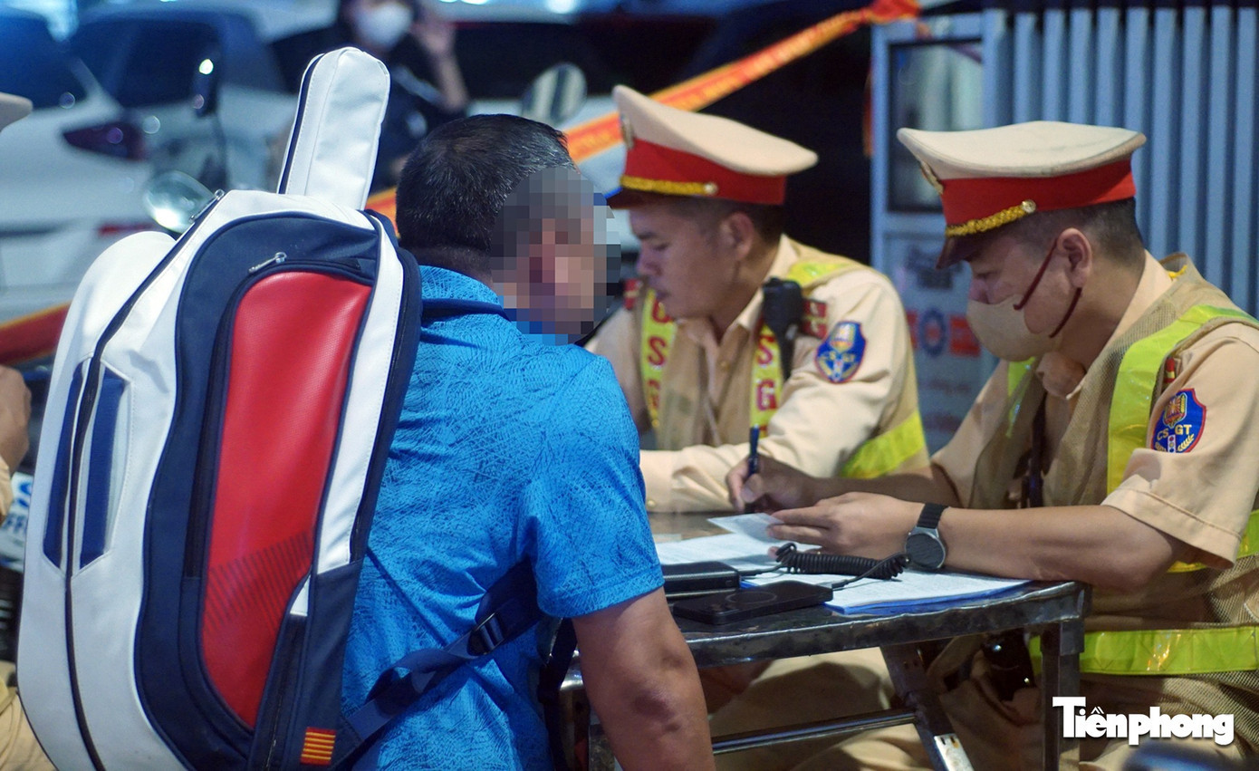 Tài xế vi phạm nồng độ cồn bị lập biên bản. a5.jpg