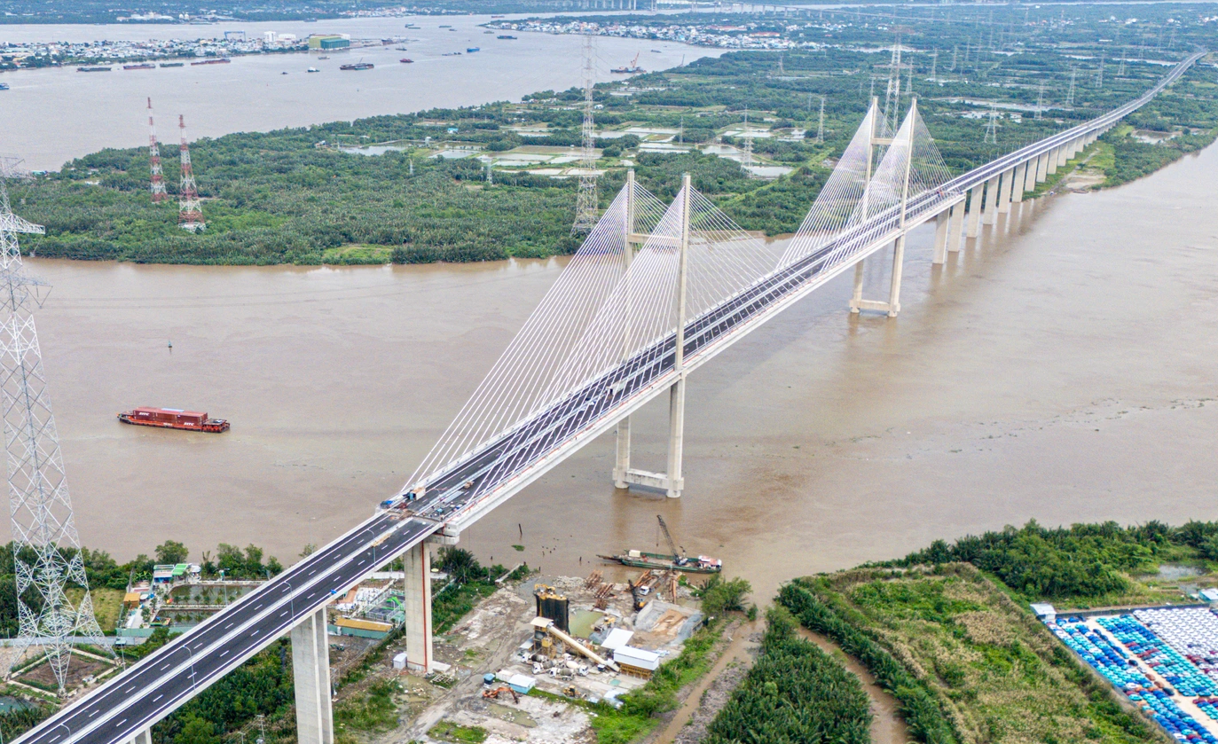 Sắp hoàn thành cây cầu dây văng có tĩnh không cao nhất Việt Nam- Ảnh 1.